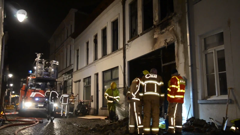 Brand legt rijwoning in centrum van Lokeren helemaal in de as, gezin ongedeerd dankzij rookmelder