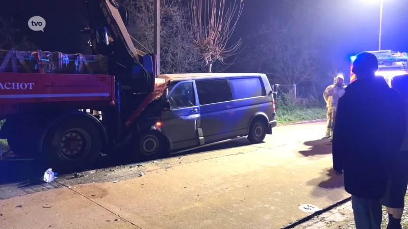 Bestelwagen rijdt in op geparkeerde vrachtwagen: brandweer moet chauffeur bevrijden