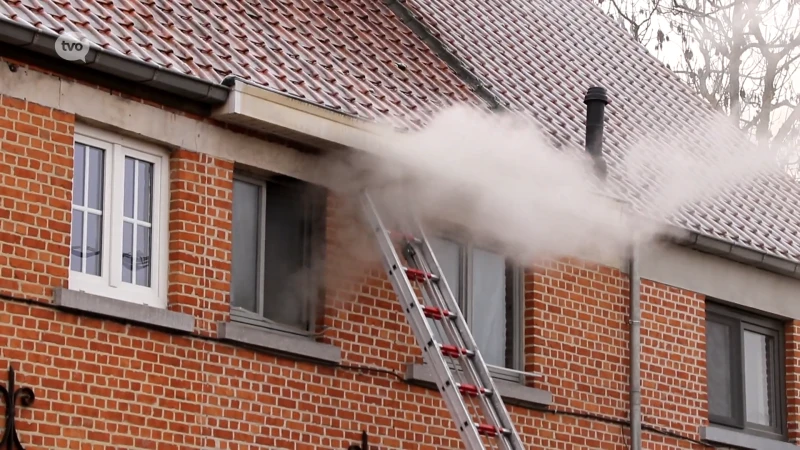 Felle woningbrand in Sinaai, bewoonster en 1 hondje gered, 2 andere hondjes blijven in het vuur