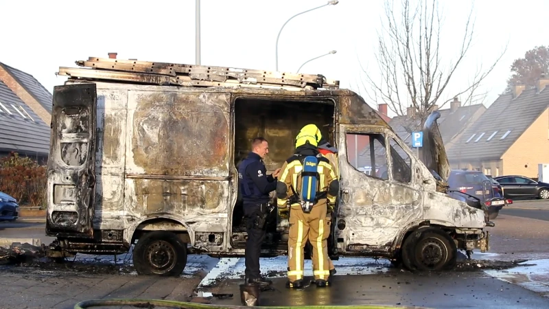 Stekene: bestelwagen gaat in vlammen op, mogelijk na een technisch defect