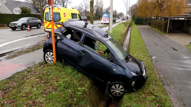 Lokeren: wagen komt in gracht terecht na aanrijding met vrachtwagen op Koningin Fabiolalaan