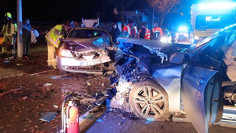 Drie zwaargewonden bij frontale botsing in Belsele