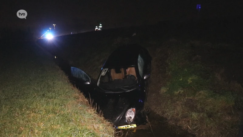 Auto met twee jonge vrouwen belandt in gracht naast E17 in Zele