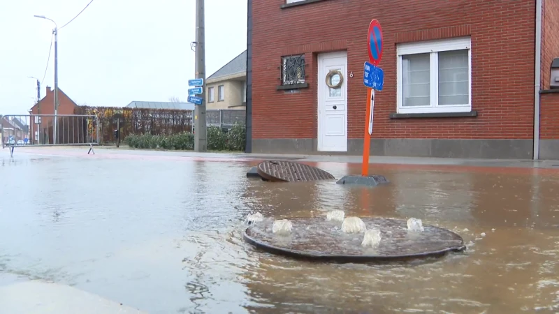 Aanhoudende regenval zet kruispunt in Lebbeke onder water, gemeente moet weg afsluiten