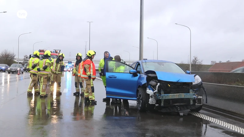 Jonge bestuurster zwaargewond na slippartij door watergladheid op E17 in Sint-Niklaas
