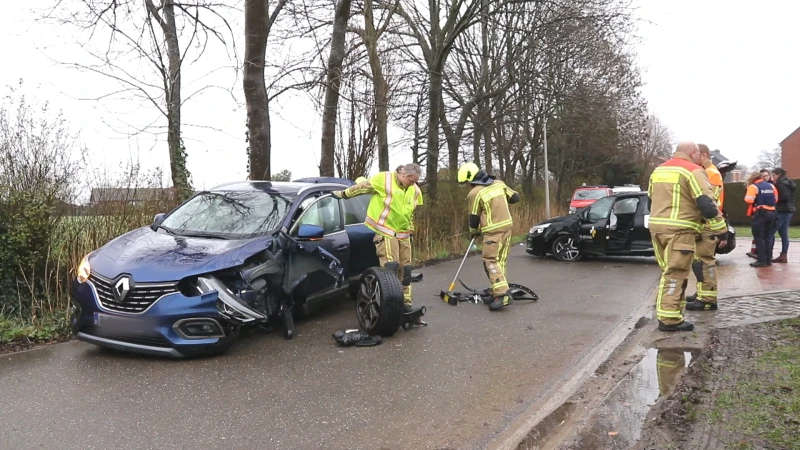 Vier gezinsleden gewond na aanrijding tussen 2 auto's in Melsele