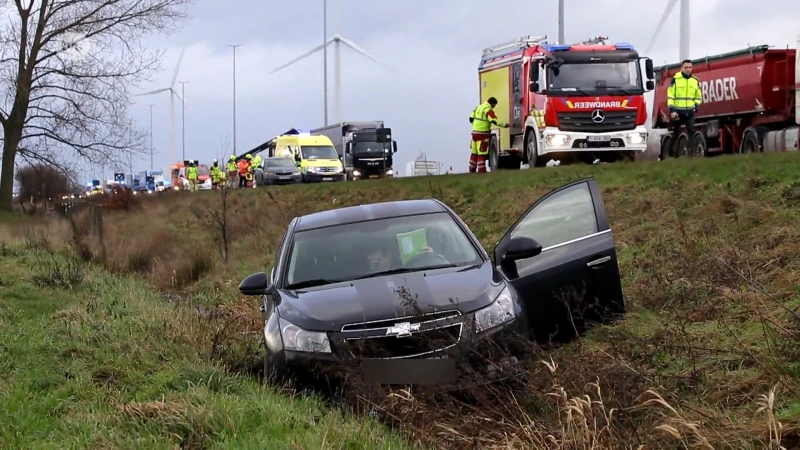 Twee wagens in de gracht na slippartij op de E17 in Lokeren: twee bestuurders lichtgewond