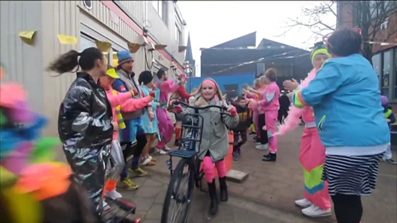 Het is carnaval! En op deze school in Melsele begint de dag met een carnavalsparty!