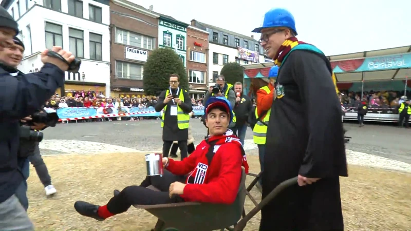 De politiek verbroedert op Aalst Carnaval: Diependaele rijdt Rousseau in een kruiwagen over de Grote Markt