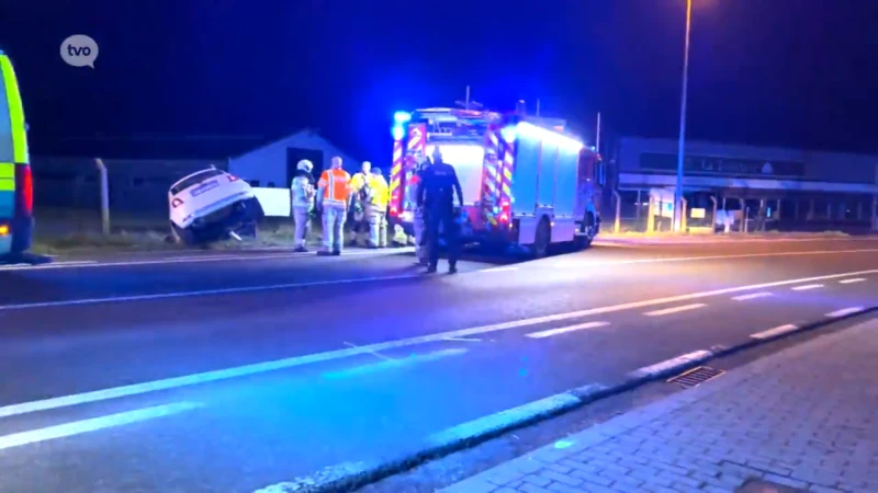 Nederhasselt: auto belandt in gracht langs Geraardsbergsesteenweg