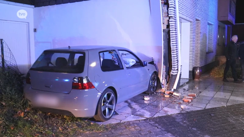 Nog maar pas een rijbewijs en nu al in een gevel: jonge bestuurder crasht in Haaltert