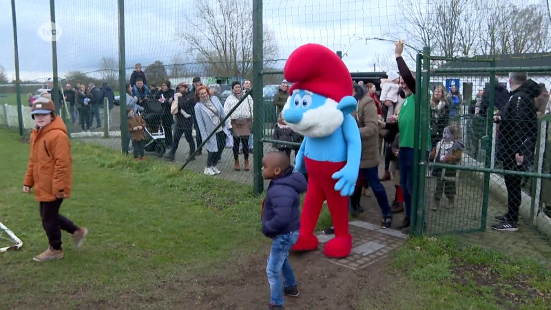 Grote Smurf en Smurfin huldigen grote ballenvanger van KSK Grembergen in: "Smurfenmysterie in ons dorp is opgelost!"