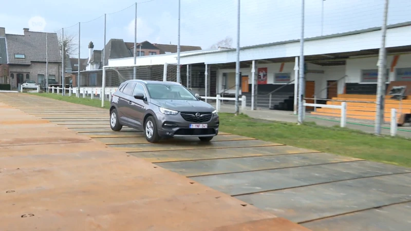 Auto's in Mere moeten omleiding volgen... over voetbalveld