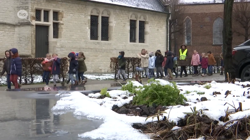 Sneeuwval tijdens ochtendspits, gemeentediensten op volle kracht om wegen veilig te maken