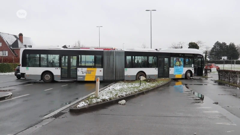 Lijnbus rijdt zich midden in de ochtendspits vast op N41 in Hofstade