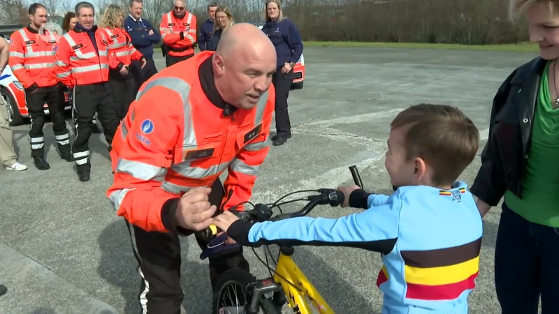 Wegpolitie Oost-Vlaanderen schenkt fiets aan zoontje van dodelijk verkeersslachtoffer