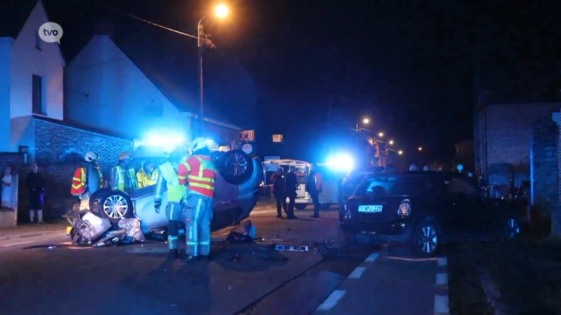 Eksaarde: Negentiger botst op geparkeerd voertuig en gaat over de kop