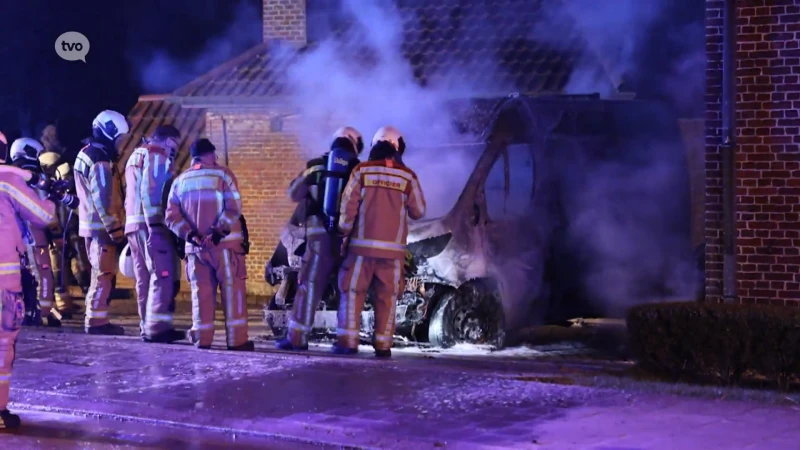 Man (61) aangehouden omdat hij brandbom gooide in bestelwagen in Zonnegem