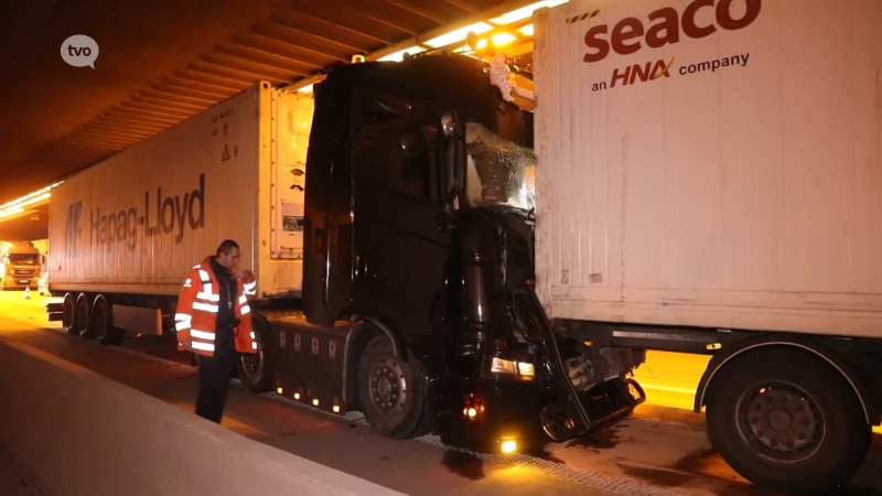 Vier vrachtwagens op elkaar in Beverentunnel, verkeer over één rijstrook