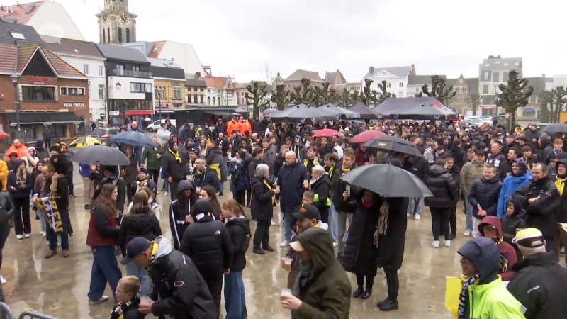 Honderden supporters vieren wederopstanding Lokeren-Temse in gietende regen: "Sporting zal nooit vergaan"