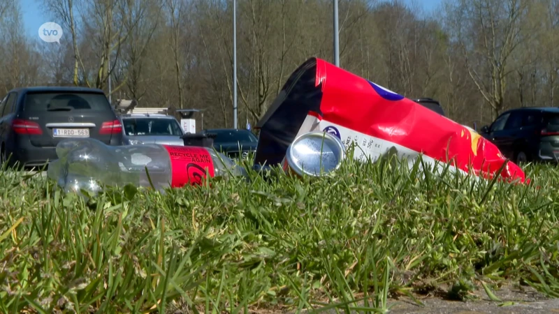 Opruiming sluikstort langs Oost-Vlaamse snel- en gewestwegen kost Wegen en Verkeer meer dan 850.000 euro per jaar!