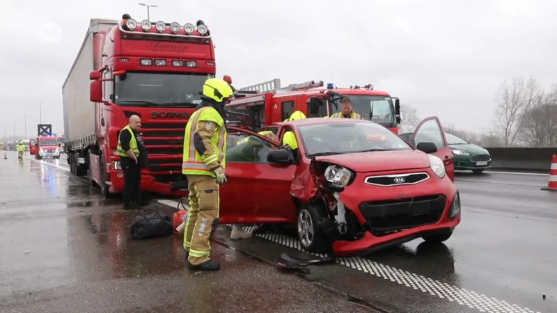 Vier gewonden bij verkeersongeval aan file op E17 in Waasmunster