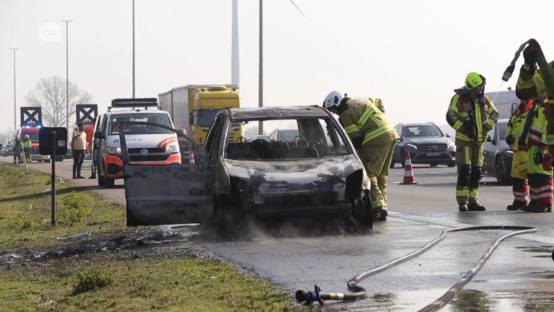 Uren verkeershinder door brandende auto en ongeval in file op E17 in Lokeren