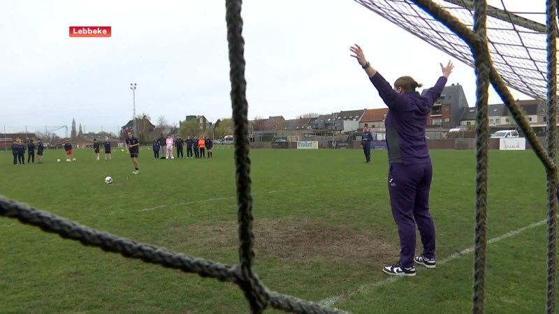 Jonge voetballertjes in Lebbeke trappen balletjes met Anderlecht-doelvrouwen