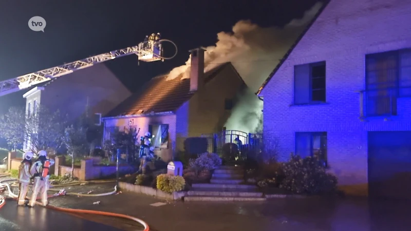 Zware woningbrand legt huis in Meerbeke volledig in de as