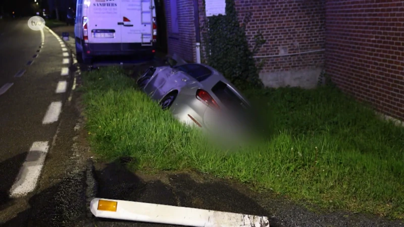 Auto belandt in gracht in Moerbeke, bestuurder met verwondingen naar het ziekenhuis