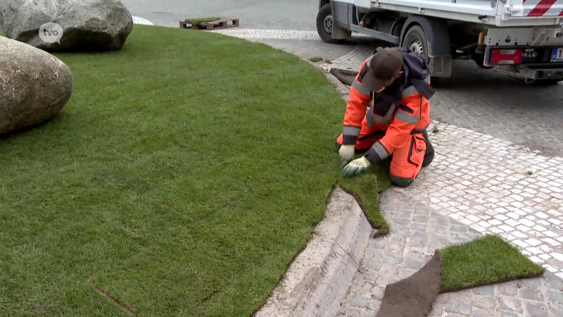 Grasmatten en rotsblokken maken Grote Markt Aalst klaar voor de zomer