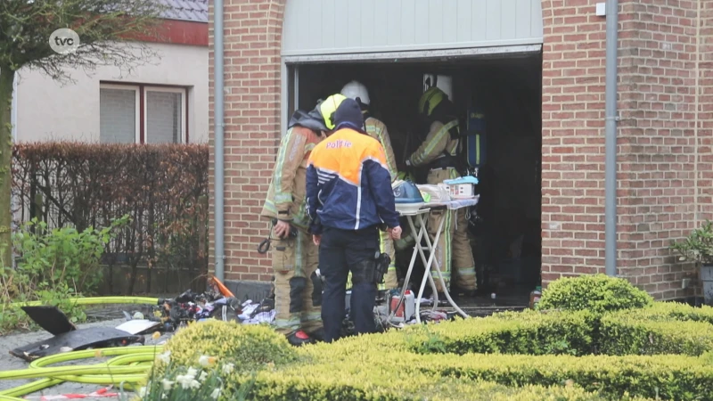 Strijkijzer zet garage aan woning in lichterlaaie in Zele