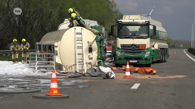 Hulpdiensten bijna 11 uur aan de slag met gekantelde tankwagen