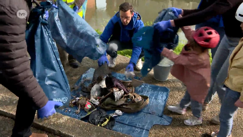 Vrijwilligers ruimen oevers van Dender op tijdens River Cleanup: "Vangst op 10 minuten is hallucinant"