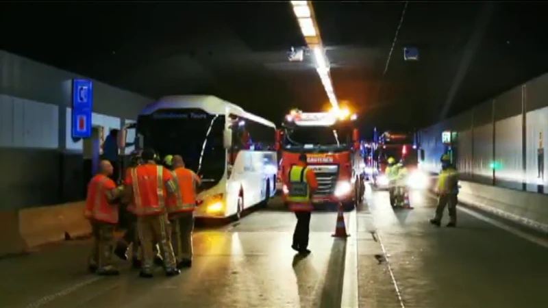 Bussen met Nederlandse kinderen geëvacueerd na botsing in Beverentunnel