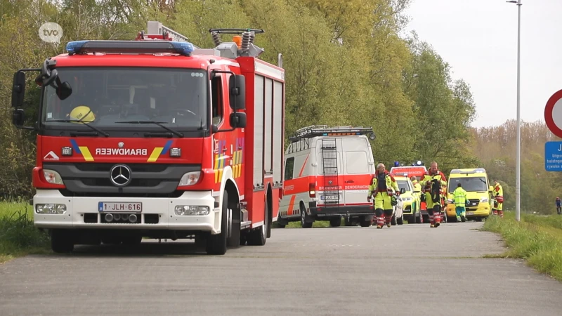 Arbeiders op boot redden man uit Schelde in Grembergen