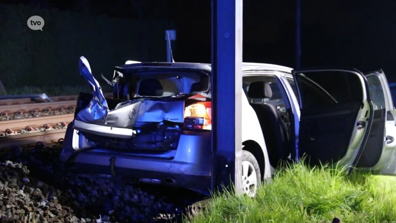 Trein ramt auto met Nederlandse nummerplaat in Buggenhout, bestuurder op de vlucht