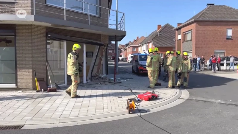 Man wordt onwel achter stuur en botst tegen woning in Denderleeuw