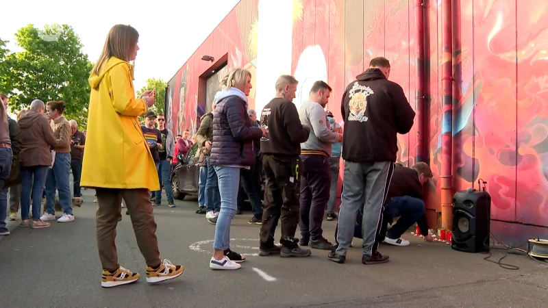 Meer dan 200 carnavalisten herdenken 'De Paroi' aan werkhallen in Aalst