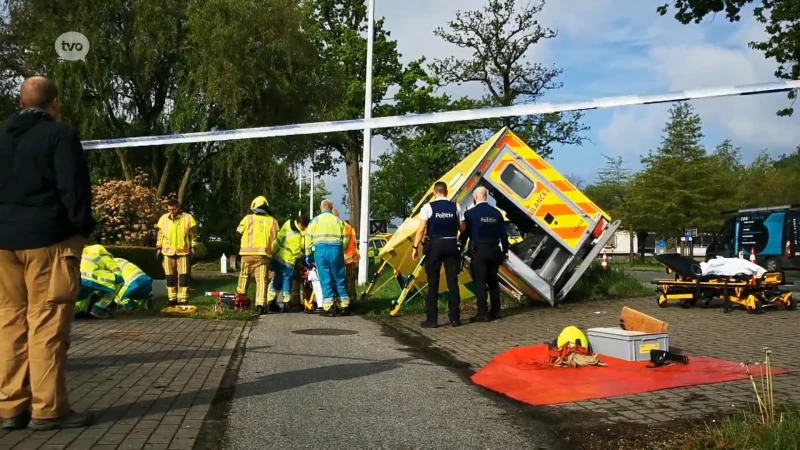 Drie gewonden bij zwaar ongeval met nagelnieuwe PIT-ziekenwagen in Beveren, hulpverlening komt niet in gevaar