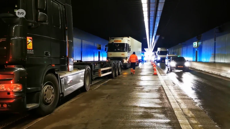 Vijf vrachtwagens op elkaar in Beverentunnel