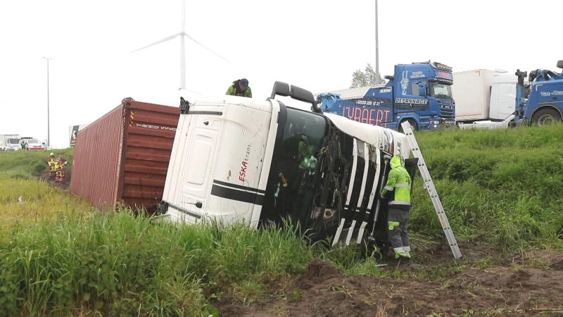 Vrachtwagen kantelt in gracht naast E17 in Lokeren