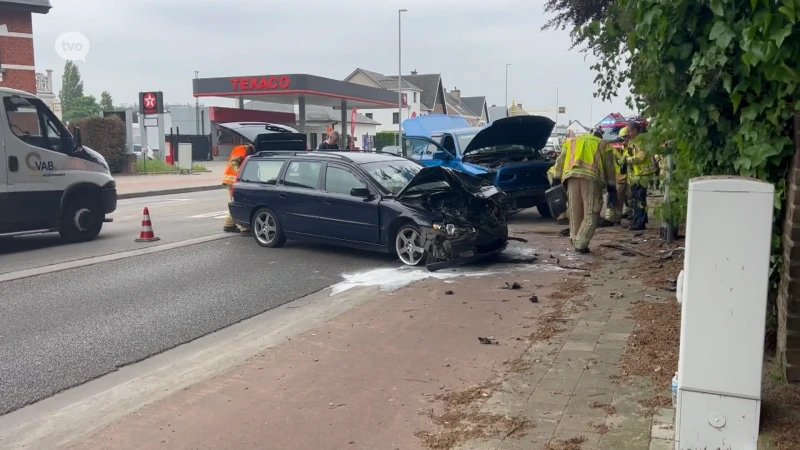 Twee gewonden bij frontale botsing op Gentsesteenweg in Aalst