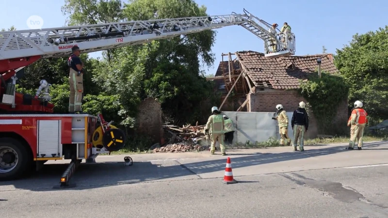 Deel van schuur in Ophasselt stort in