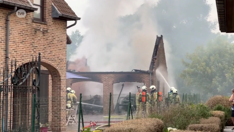 Garage en twee wagens gaan in de vlammen op bij brand in Nieuwerkerken