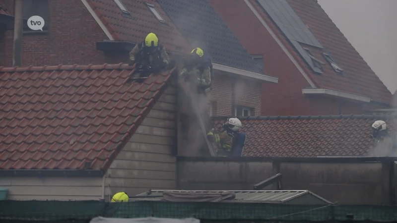 Uitslaande brand vernielt achterbouw van woning in Zele