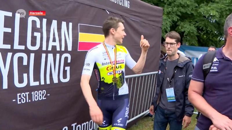 Wout Van Aert is Belgisch kampioen tijdrijden, Lokeraar Rune Herregodts verovert het brons