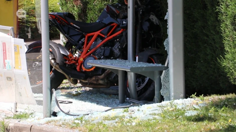 Motorrijder zwaargewond na aanrijding met auto  in Overmere