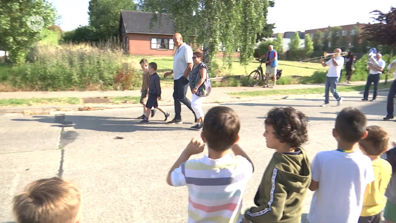 Directeur Marc (61) krijgt optocht cadeau als afscheid: "De school is 50 jaar van mijn leven"