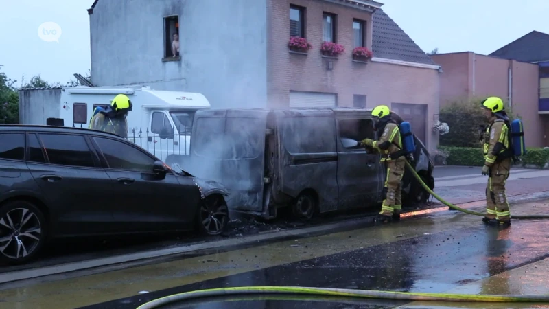 Stekene: auto en bestelwagen gaan in vlammen op, politie onderzoekt mogelijke brandstichting